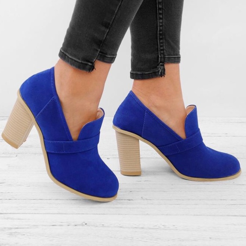 Adorable faux sued blue thick heels